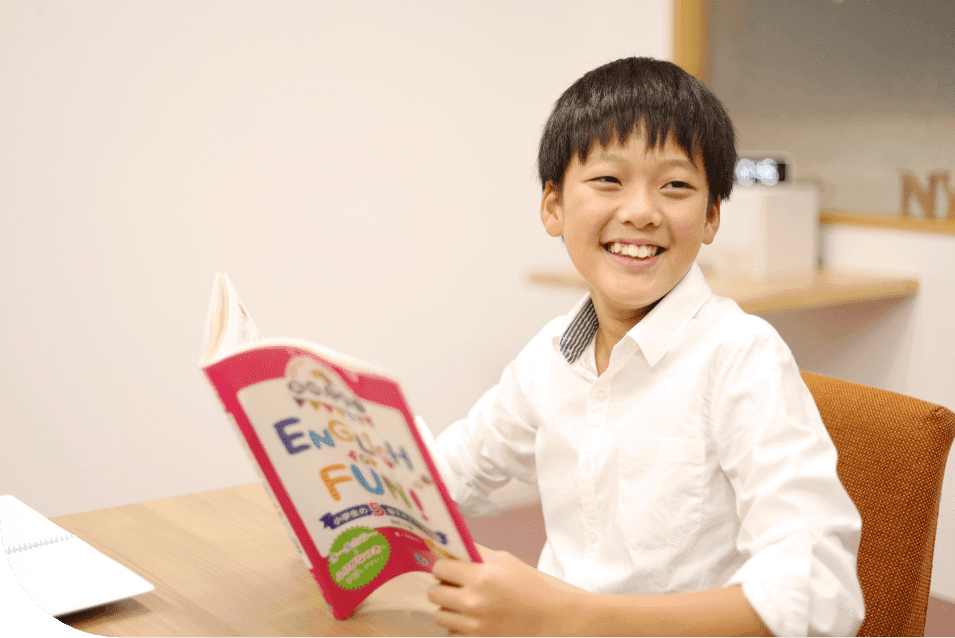 英語の本を楽しそうに読む生徒